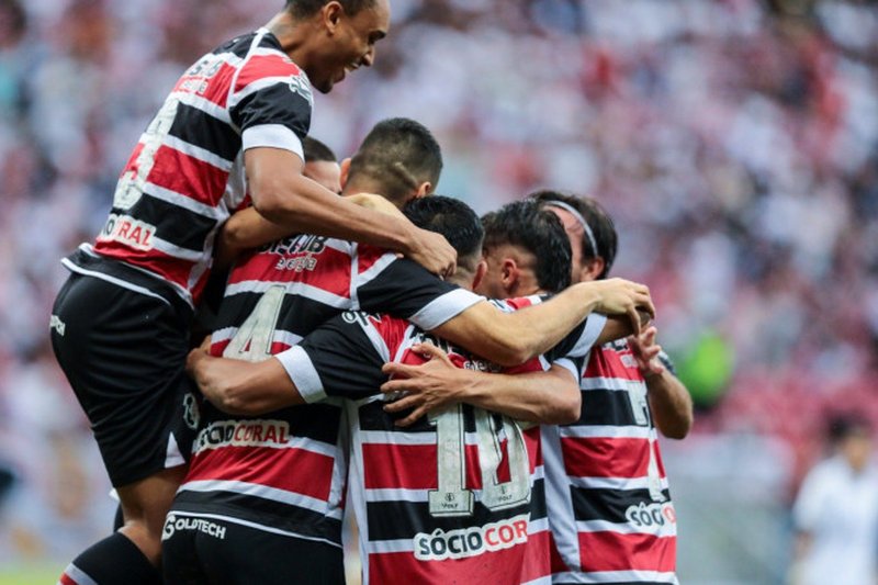 Imagem dos jogadores do Santa Cruz em comemoração de gol na Arena de Pernambuco