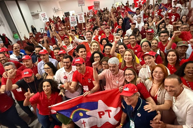 Neste domingo (24), o PT-PE oficializou o deputado federal Carlos Veras como novo presidente estadual da legenda.