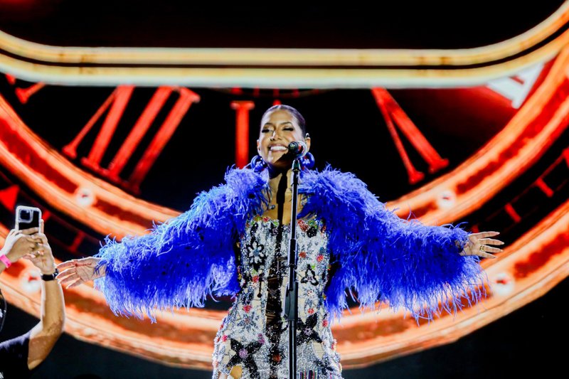 Priscila Senna durante show no Réveillon do Recife, em 2024