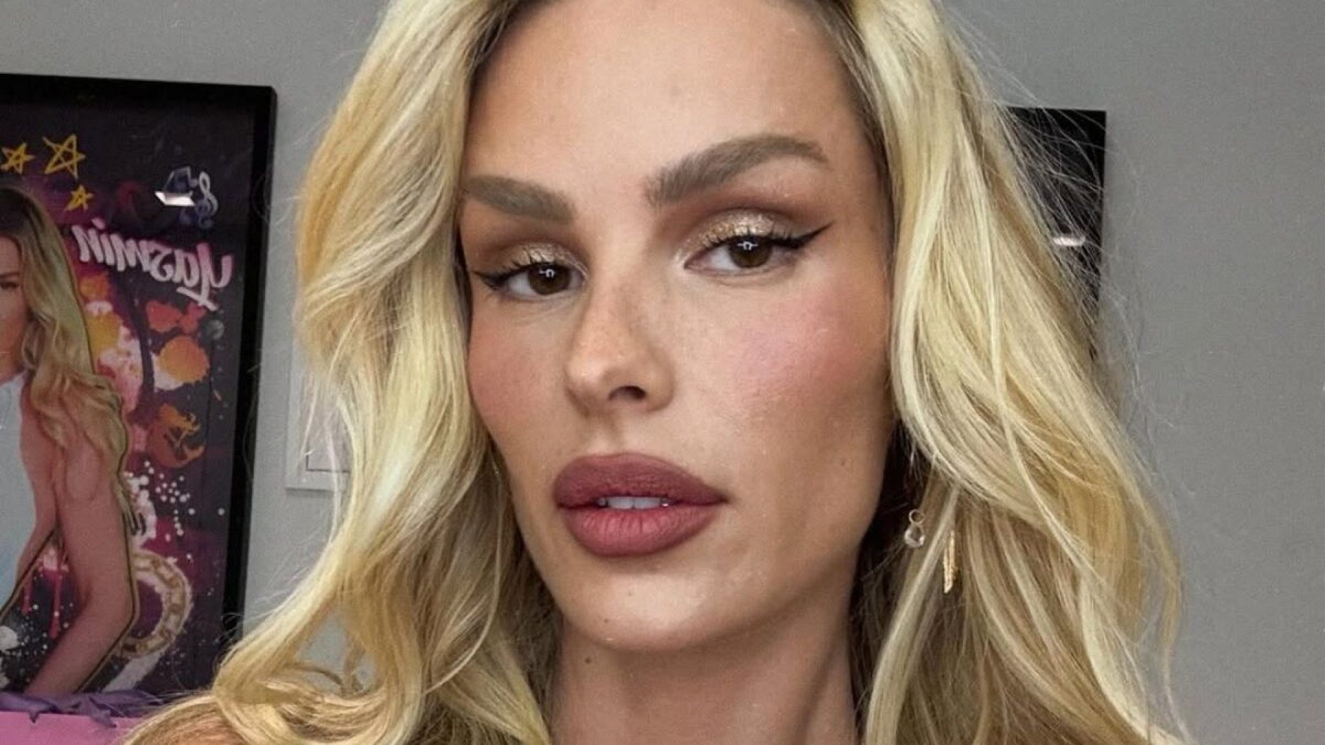 Yasmin Brunet se exibe de biquíni azul no espelho e cinturinha fina chama atenção