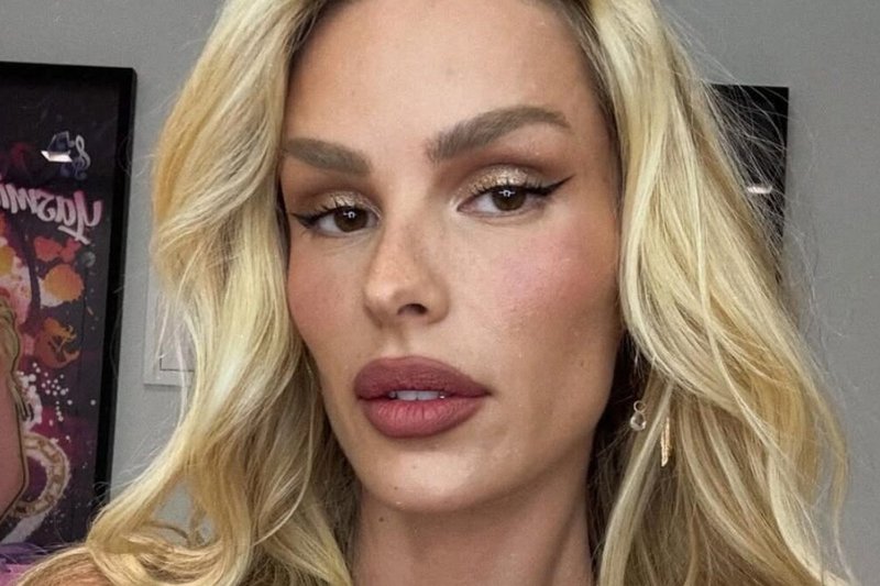 Yasmin Brunet se exibe de biquíni azul no espelho e cinturinha fina chama atenção
