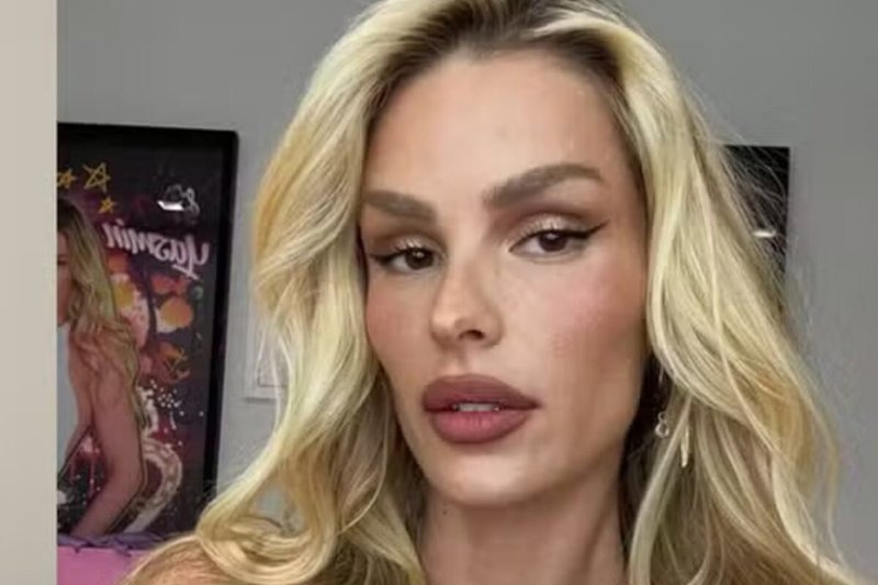 Yasmin Brunet faz selfie de biquíni e ostenta corpão