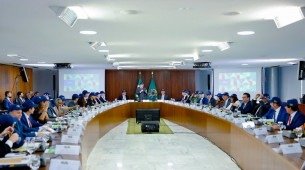 De boné, Lula critica Trump, o tarifaço e cancelamento de visto