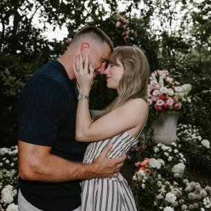Taylor Swift anuncia noivado com Travis Kelce
