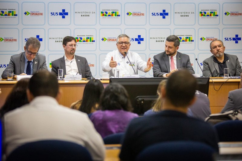"Precisamos de iniciativas ousadas como o Mais Médicos Especialistas, que vai garantir atuação de profissionais especialistas no SUS e reduzir tempo de espera da população por atendimento", disse Alexandre Padilha