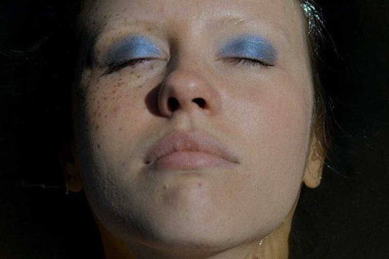 Mia Goth em "X", com sombra azul