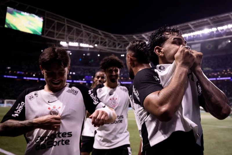 Jogadores do Corinthians comemorando gol