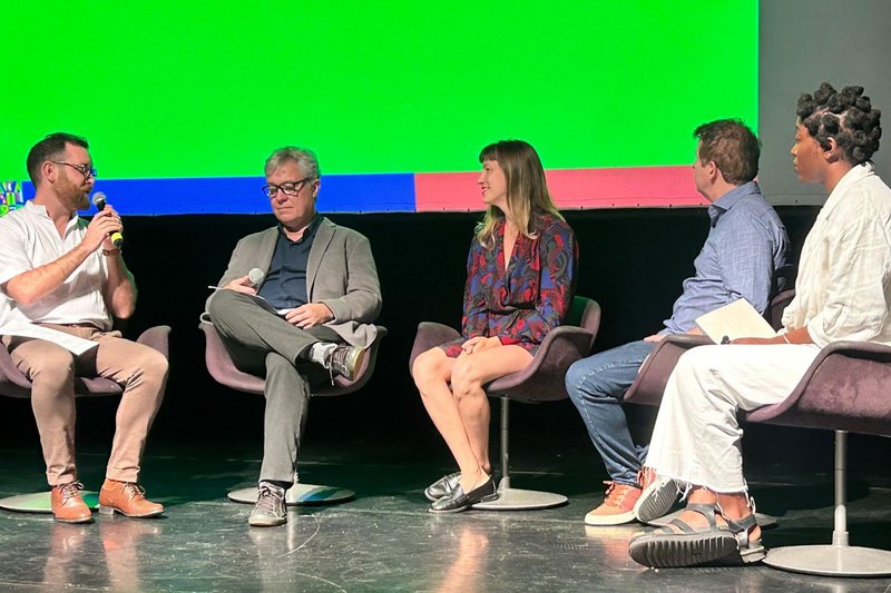 Sebatian Dahyot mediou conversa entre Moacir Tavares, Ana Garcia, Pierre Lucena e Wendie Zahibo sobre as parcerias entre a relação Brasil e França