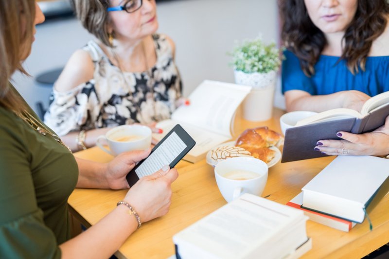 Imagem de um grupo de mulheres em um clube do livro