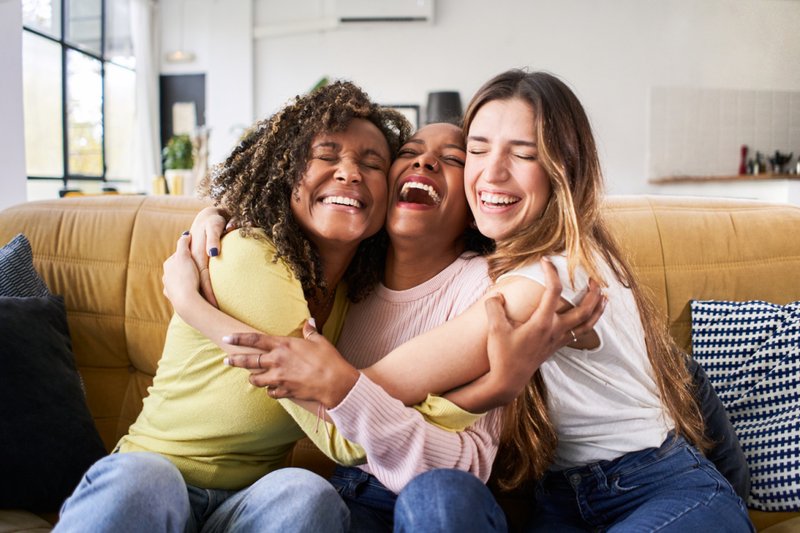 Imagem de amigas se reencontrando