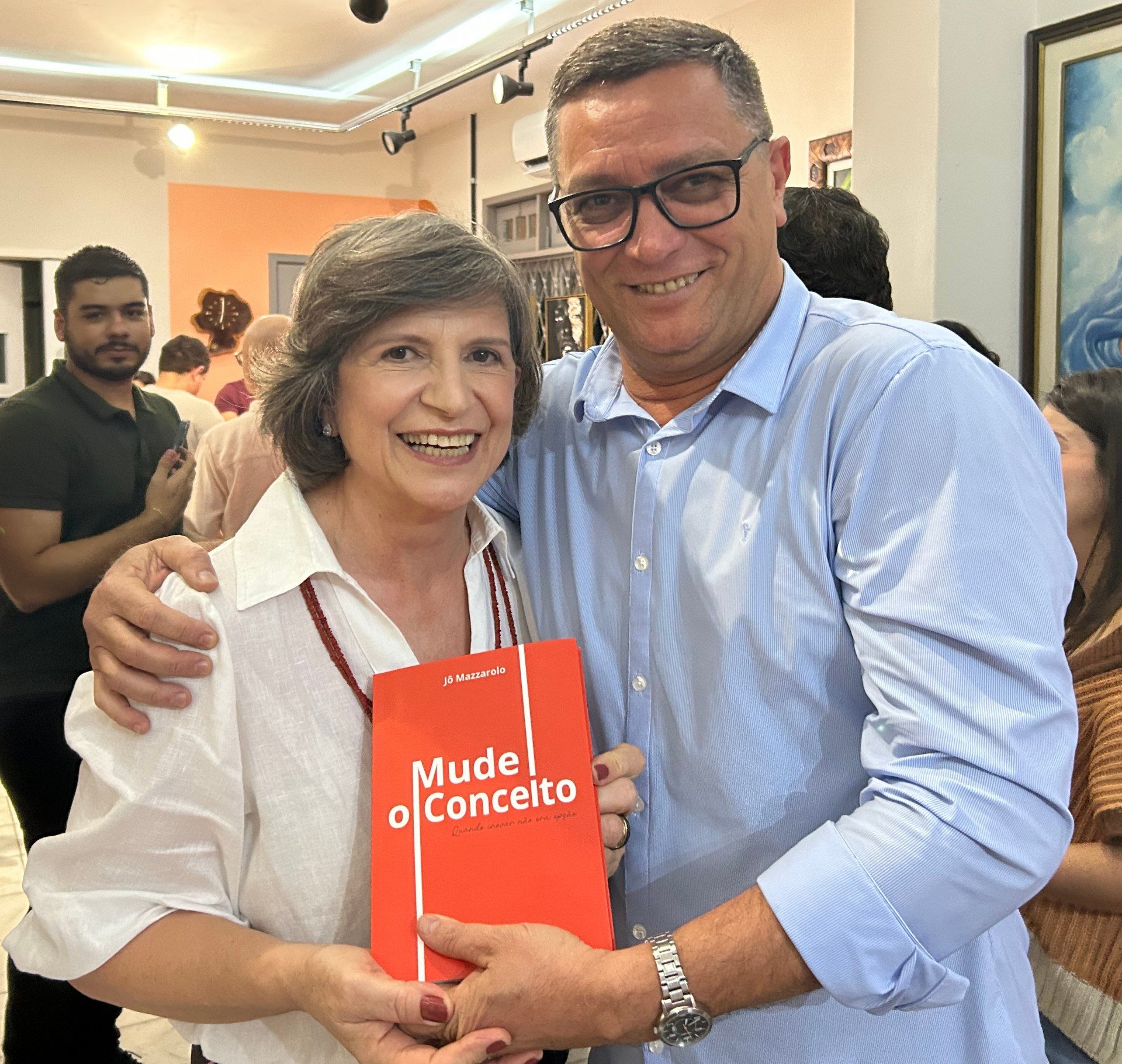 Prestígio no lançamento do livro de Jô Mazzarolo