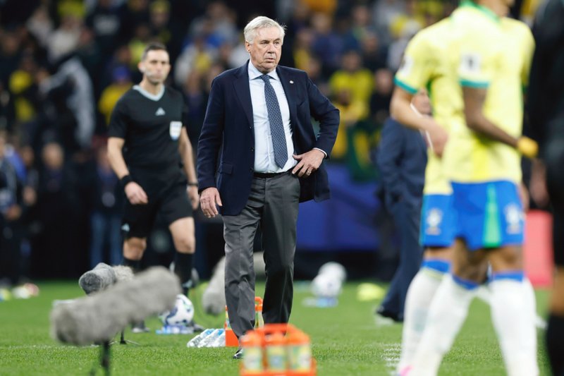Carlo Ancelotti, treinador do Brasil, atento na área técnica