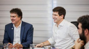 Em visita ao Recife, nesta quarta-feira (27), Camilo Santana fez elogios ao prefeito da capital pernambucana, João Campos (PSB), e minimizou a ausência da governadora Raquel Lyra (PSD)