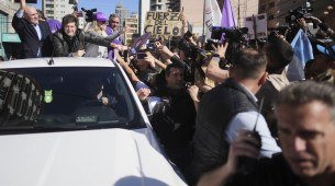 Carreata de Milei é alvo de pedradas durante evento de campanha próximo a Buenos Aires
