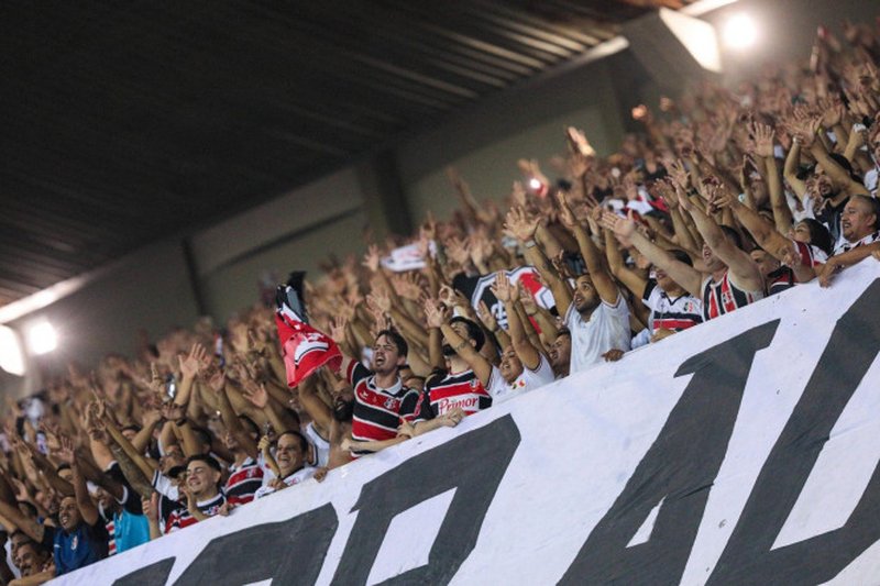 Imagem da torcida do Santa Cruz na Arena de Pernambuco