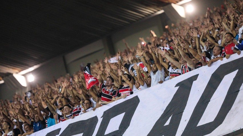 Imagem da torcida do Santa Cruz na Arena de Pernambuco