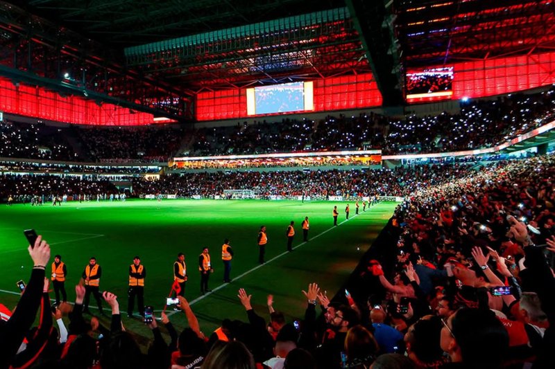 Ligga Arena, em Curitiba, lotada de torcedores do Athletico