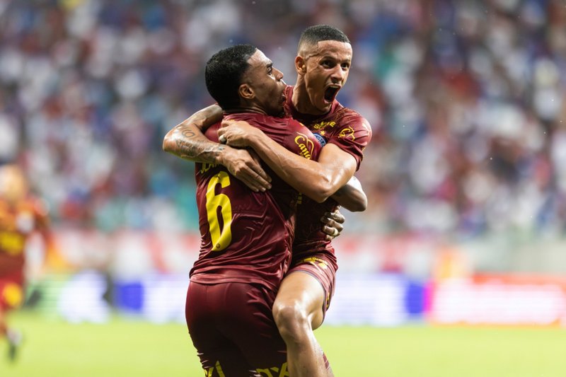 Jean Lucas e Luciano Juba abraçados após gol do Bahia