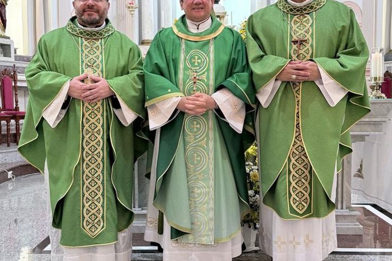 Bispos auxiliares Josivaldo Bezerra e dom  Nereudo Freire ladeando o arcebispo dom Paulo Jackson
