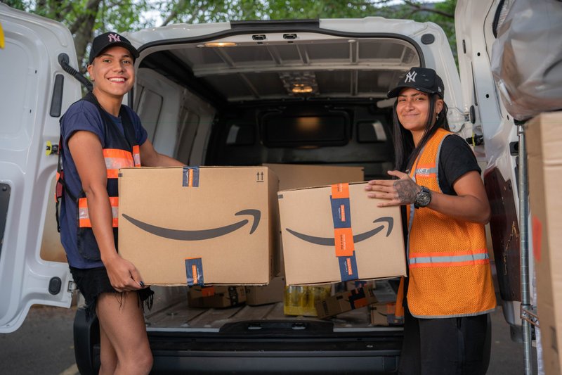 Combinando tecnologia avançada, parceiros locais e uma rede interligada de profissionais, a logística da Amazon Brasil busca oferecer um serviço ágil, confiável e de alta qualidade.