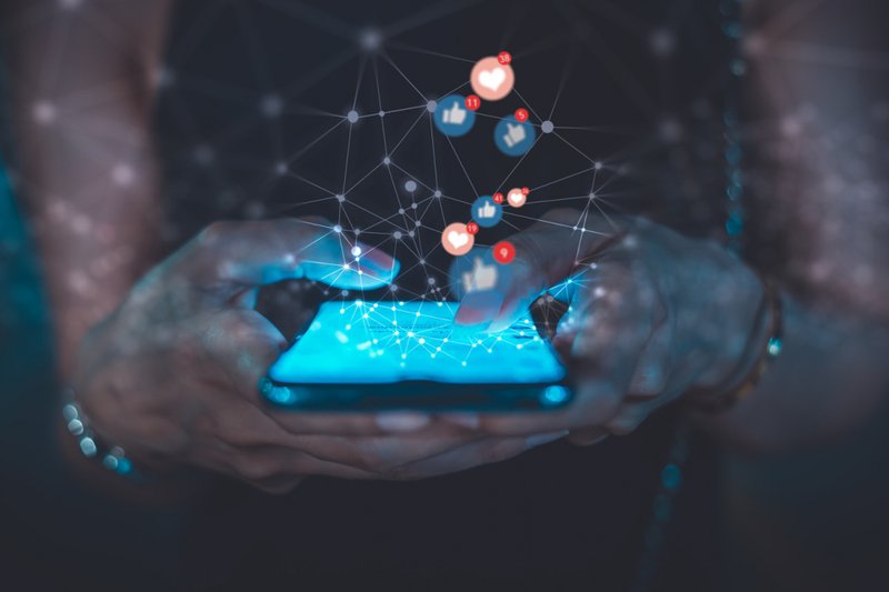 Imagem de uma pessoa segurando um celular