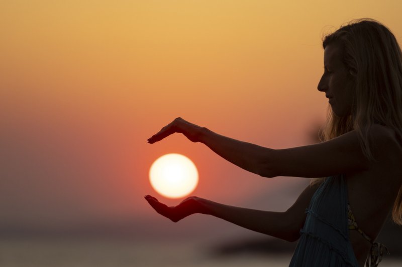 Imagem de uma mulher para representar espiritualidade