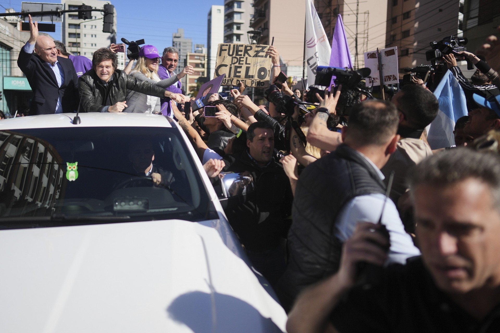 Carreata de Milei é alvo de pedradas durante evento de campanha próximo a Buenos Aires
