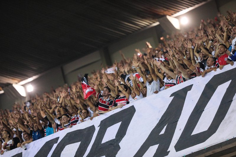 Imagem da torcida do Santa Cruz na Arena de Pernambuco