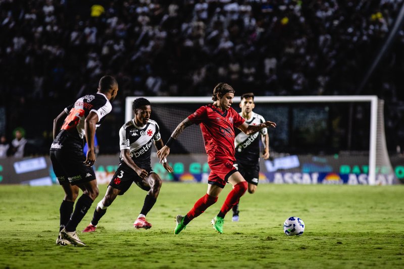 Imagem de duelo entre Vasco e Sport