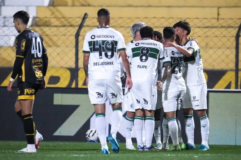 Jogadores do Coritiba celebram gol na Série B 2025