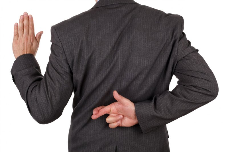 Imagem de um homem cruzando os dedos nas costas