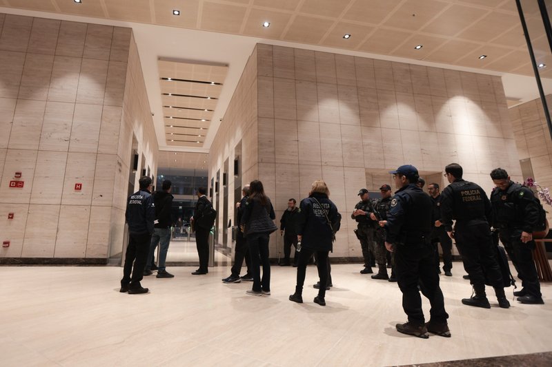 Polícia federal em conjunto com a receita federal durante operação no prédio da Faria Lima