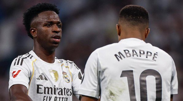 Vinicius Júnior e Mbappé em jogo do Real Madrid