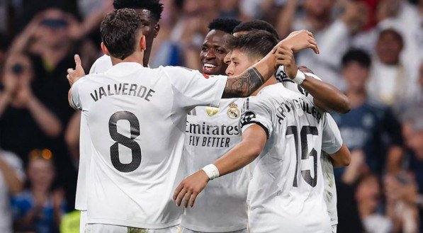 Jogadores do Real Madrid em cumprimento após gol