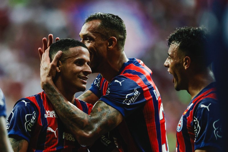 Jogadores do Bahia comemoram gol de Luciano Juba