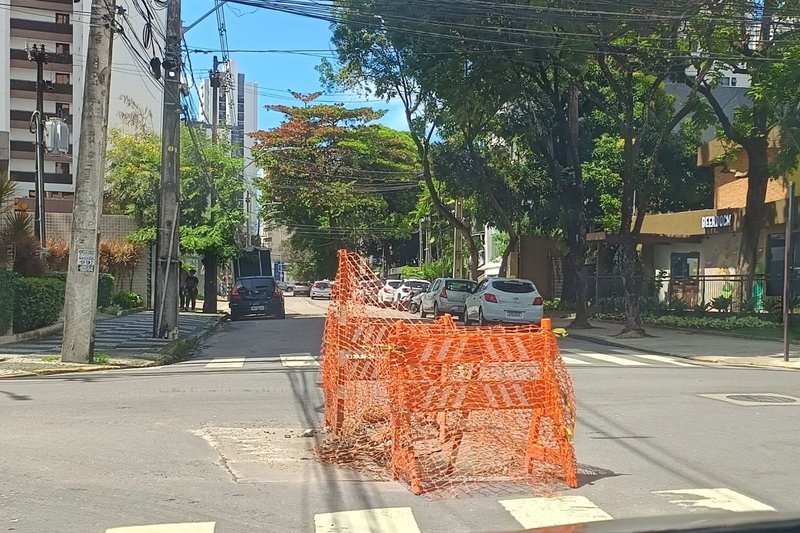 Cratera aberta há 30 dias em Boa Viagem, na Zona Sul do Recife