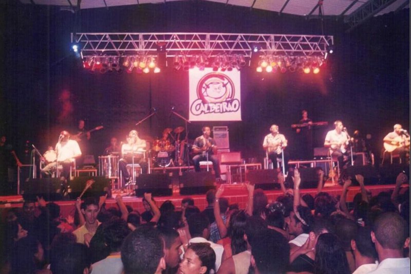 Grupo de samba tocando em evento do Caldeirão, na década de 2000