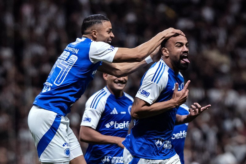 Fabrício Bruno comemora gol contra o Atlético-MG