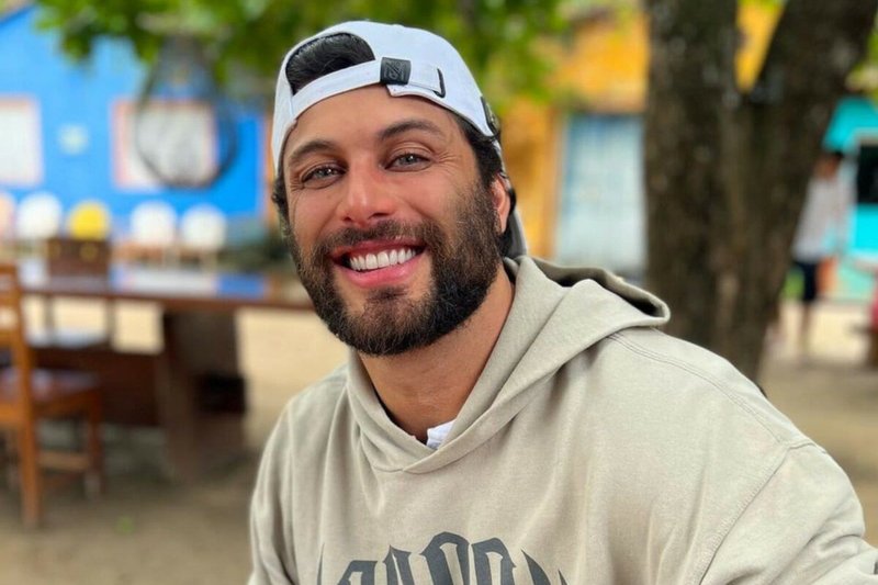 Cotado para A Fazenda 17, Jesus Luz exibe abdômen trincado em ensaio quente