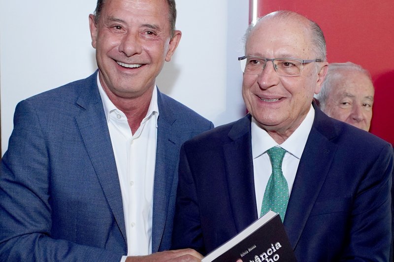 Paulo Magnus entrega ao vice-presidente Geraldo Alckmin sua biografia "A Distância do Sonho", durante evento em São Paulo