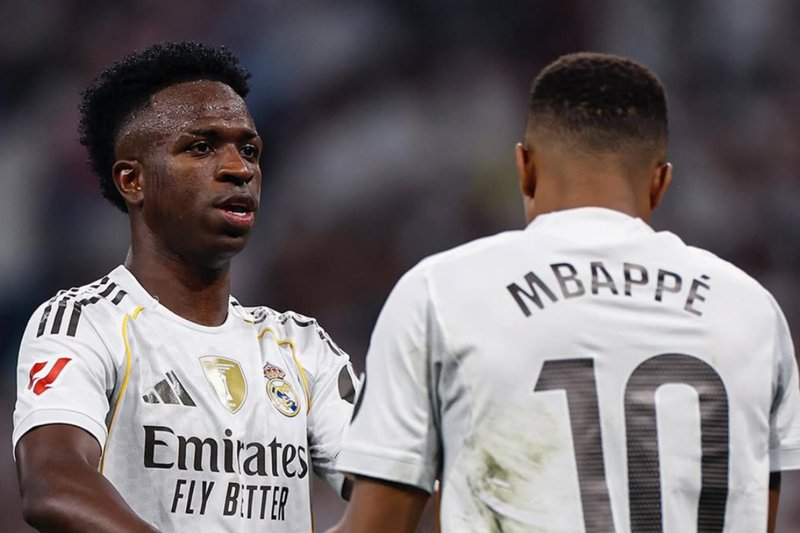 Vinicius Júnior e Mbappé em jogo do Real Madrid