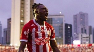 Samuel Otusanya, atacante do Náutico em comemoração de um dos gols sobre o Ituano