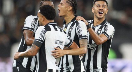 Com show de gols de fora da área, Botafogo goleia Bragantino