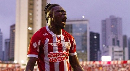 Samuel Otusanya, atacante do Náutico em comemoração de um dos gols sobre o Ituano