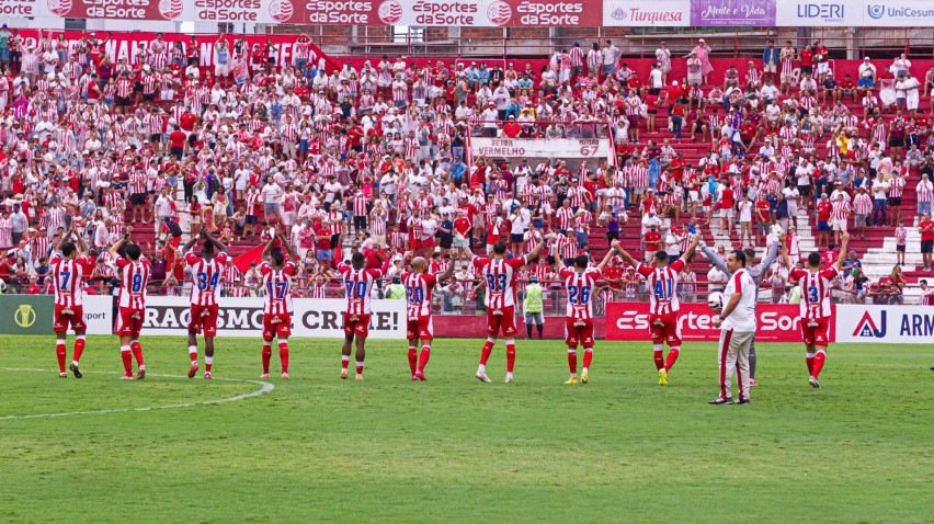 Imagem dos jogadores do Náutico saudando a torcida nos Aflitos