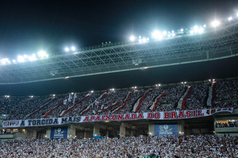 Torcida do Santa Cruz na Arena de Pernambuco