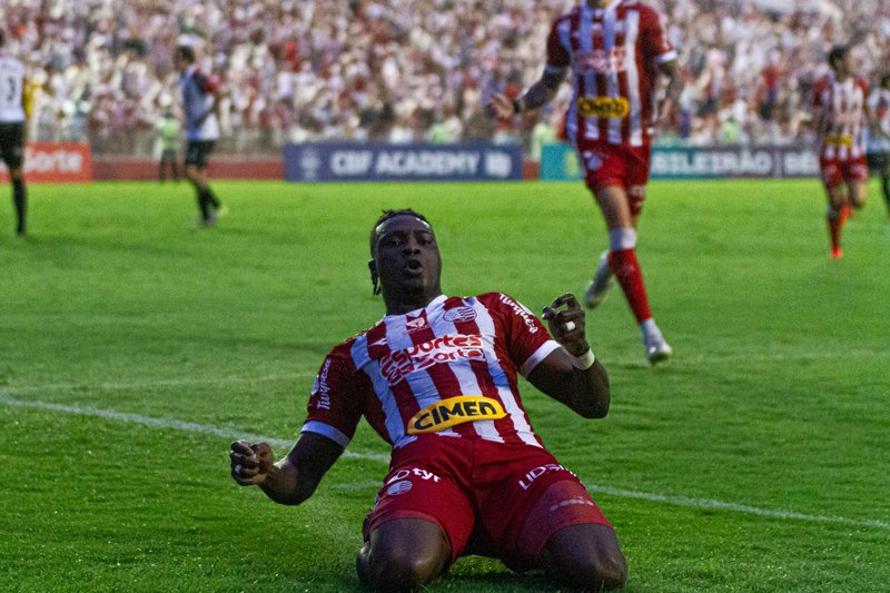 Samuel Otusanya em comemoração do 1º gol do Náutico sobre o Ituano pela Série C