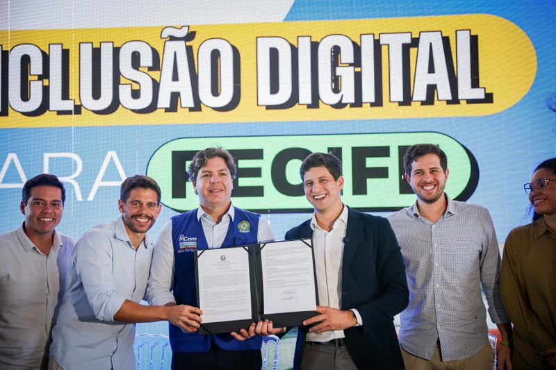 Ministro das Comunicações, Frederico de Siqueira Filho, e prefeito do Recife, João Campos, assinam acordo de cooperação técnica