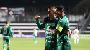 Jogadores da Chapecoense comemoram gol na Série B