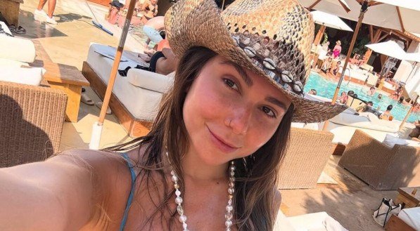 Estilosa como sempre, Carolina Portaluppi posta fotos de biquíni para se despedir do verão na Europa